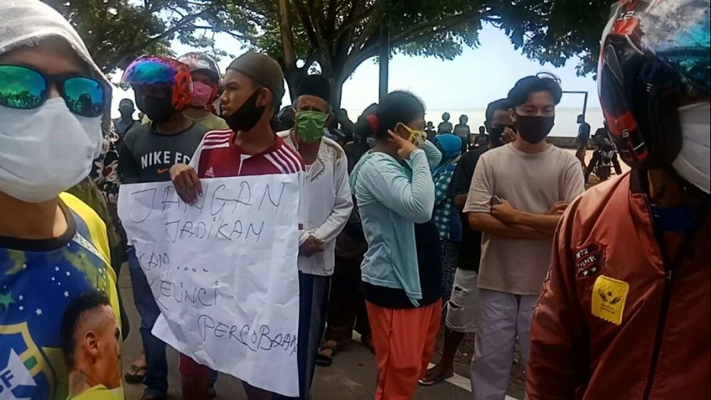 Warga Desa Mangon ketika demo menolak SMPN 1 Sanana dijadikan tempat isolasi pasien covid-19