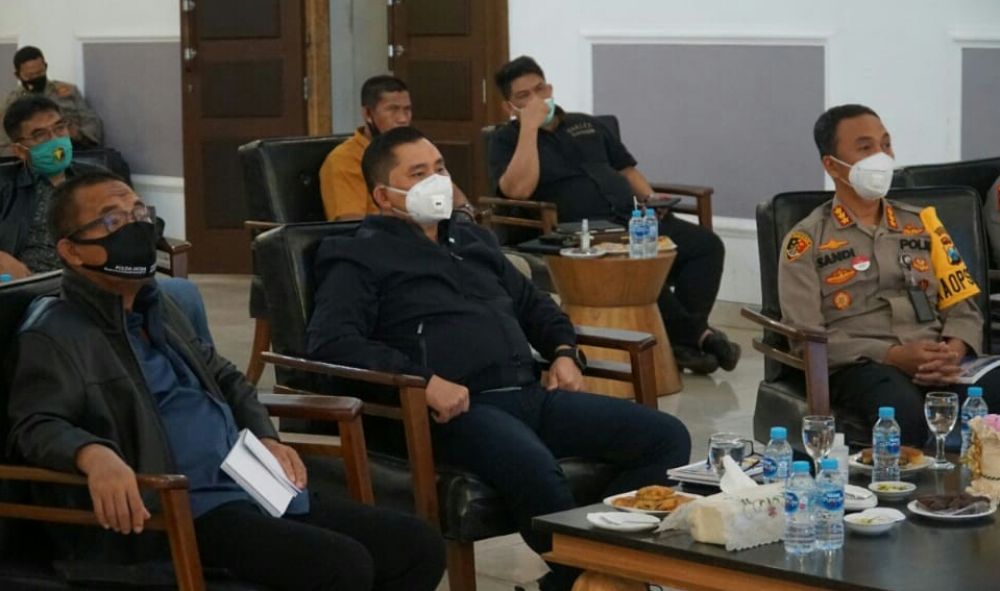 Kapolda Jatim memimpin rapat kordinasi evaluasi pelaksanaan PSBB di Polrestabes Surabaya.