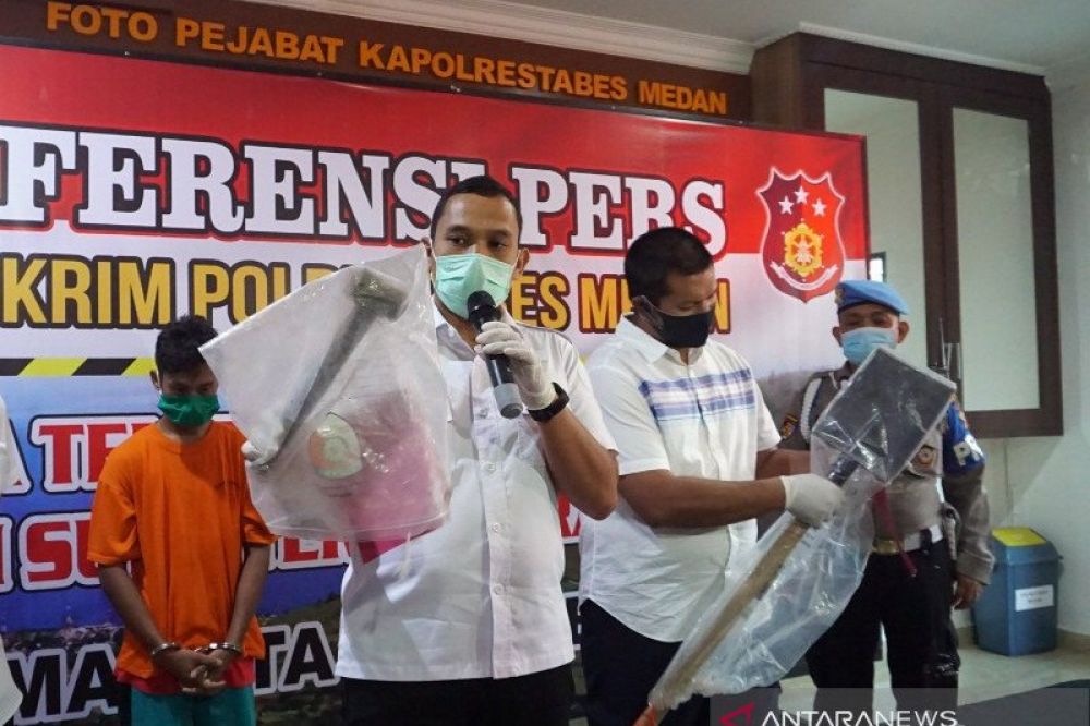 Kasat Reskrim Polrestabes Medan AKBP Ronny Nicolas Sidabutar saat menunjukkan barang bukti pembunuhan terhadap Henri (28) dalam konferensi pers yang digelar di Mapolrestabes Medan, Rabu. (ANTARA/Nur Aprilliana Br Sitorus)

