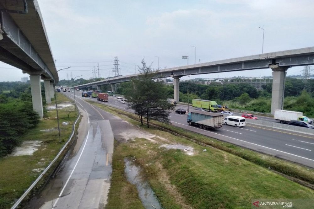Lalu lintas jalan Tol Jakarta-Cikampek wilayah Karawang. (FOTO: HMP/Ali Khumaini)
