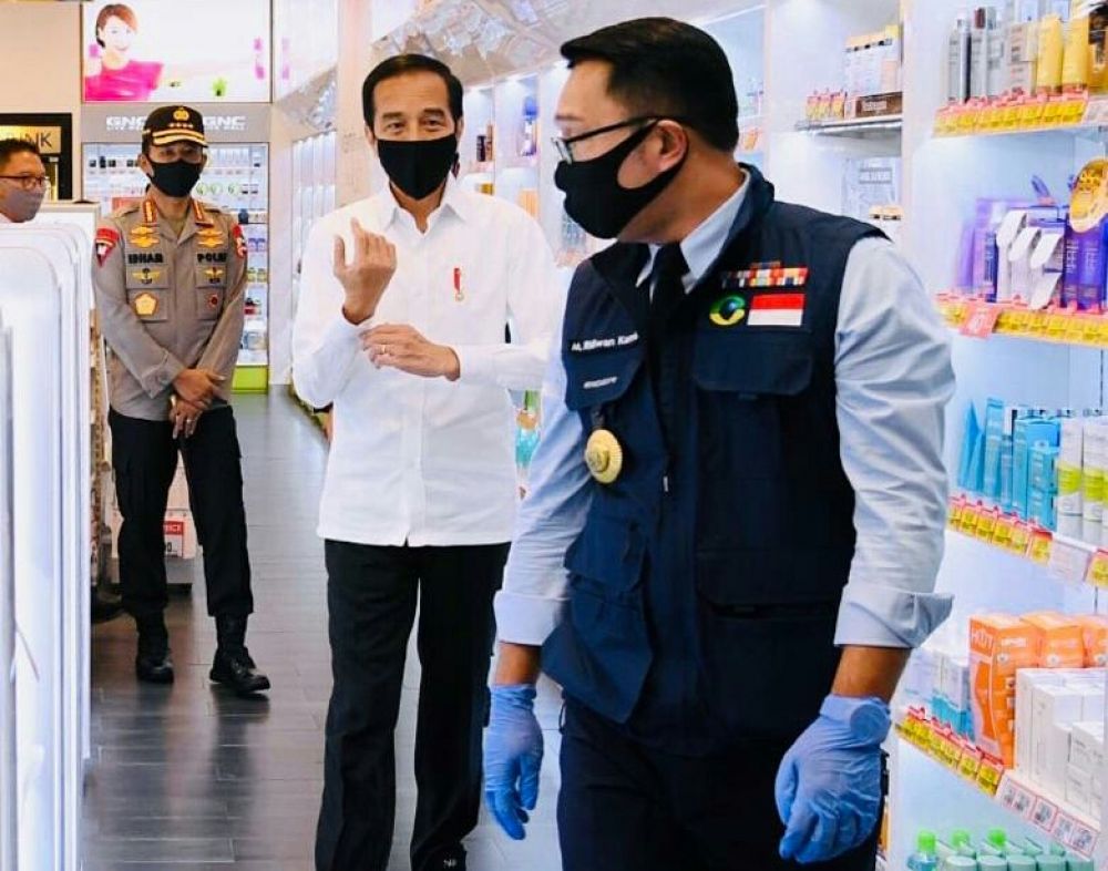 Presiden Joko Widodo meninjau persiapan prosedur new normal salah satu pusat niaga di Bekasi, Selasa (26/5).