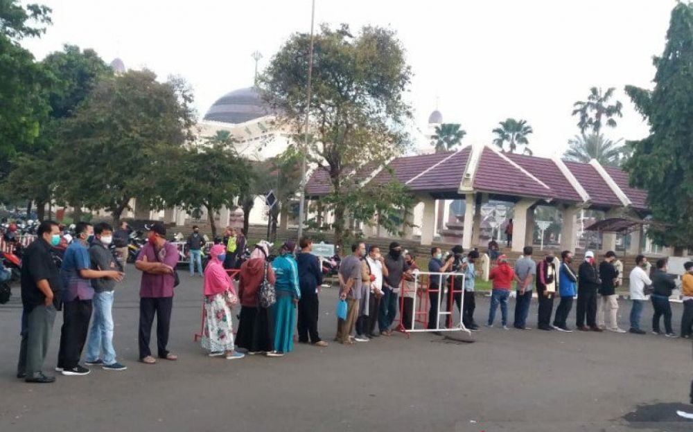 Antrean warga yang ingin membuat dan memperpanjang SIM di Masjid At Tin TMII Jakarta Timur, Kamis (4/6/2020). (ANTARA/HO/twitter @TMCPoldaMetro)