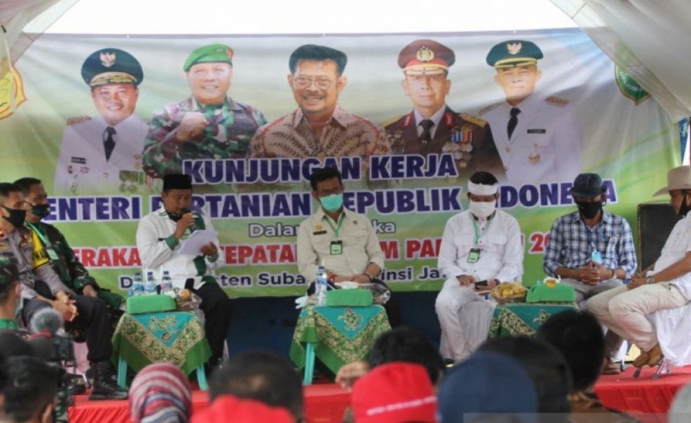 Wakil Gubernur Jawa Barat Uu Ruzhanul Ulum (ketiga dari kiri) saat kunjungan kerja Menteri Pertanian Syahrul Yasin Limpo di Subang. (ANTARA/HO-Kementan)

