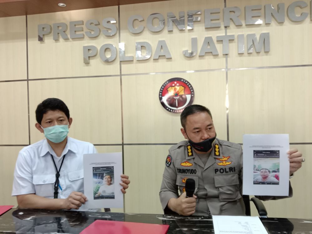 Kabid Humas Polda Jatim bersama Kasubdit V Cyber Crime Ditreskrimsus Polda Jatim ketika menggelar konferensi pers, Kamis (11/6).