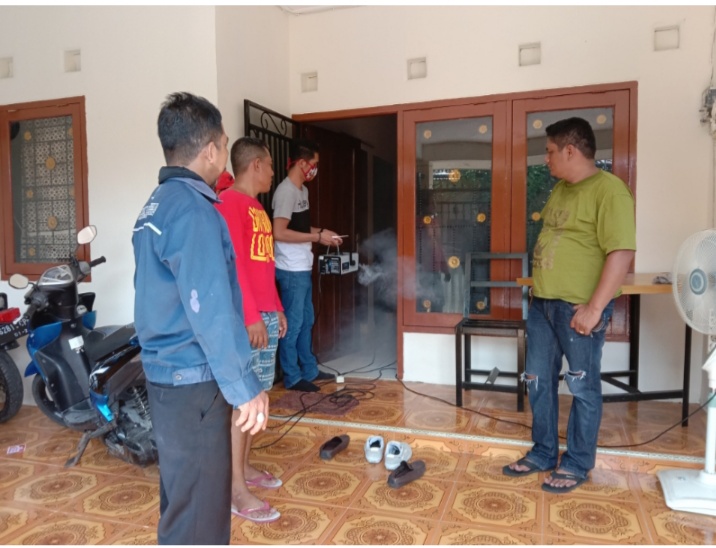 Fogging Disinfektan di rumah warga RT 22, RW 05, Puri Asta Kencana, Kelurahan Boteng, Kecamatan Menganti, Kabupaten Gresik, Selasa (16/6/2020).
