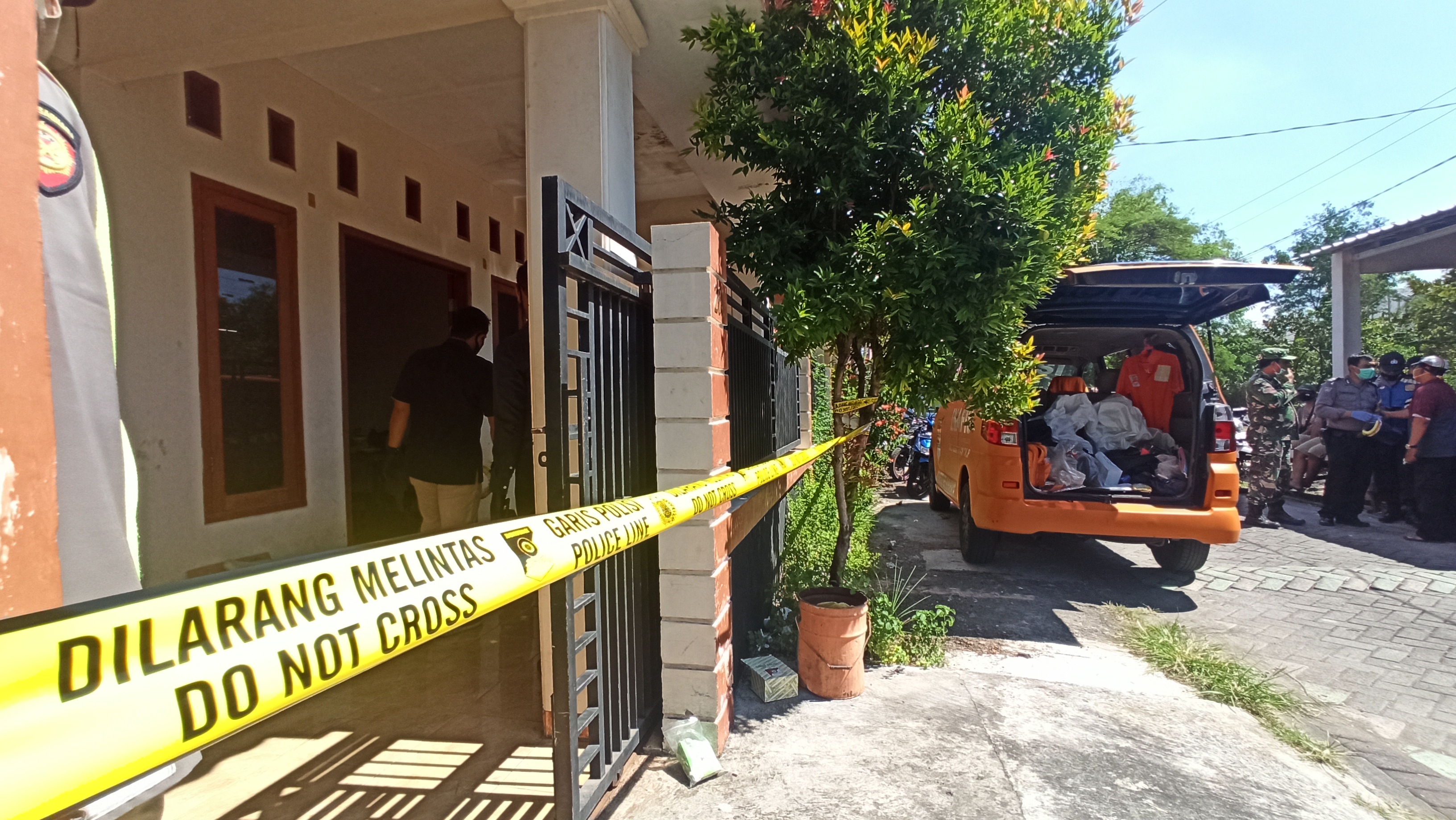 TKP: Sejumlah personel kepolisian tampak sibuk di rumah tempat kejadian perkara di Lidah Kulon, Rabu (17/6).