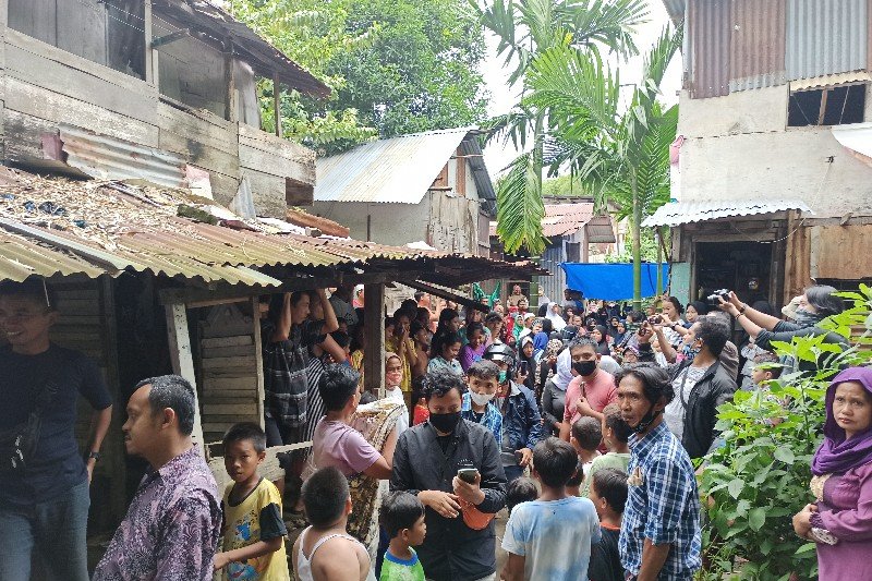 Foto: 1.Warga berkerumunan di rumah duka. 2.  Jenazah kedua bocah yang baru saja tiba di rumah duka. ant