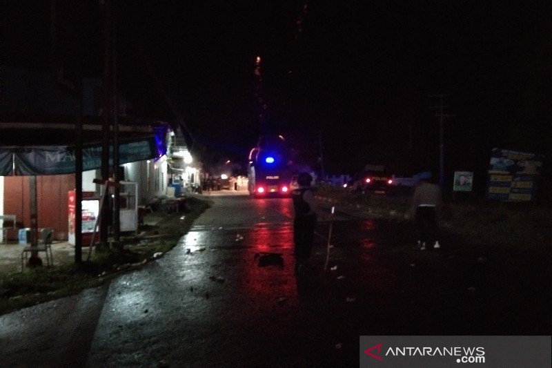 Pihak kepolisian tengah menembakkan gas air mata ke arah massa aksi di simpang empat Desa Ambaipua, Kecamatan Ranomeeto Kabupaten Konawe Selatan, Rabu (24/6/2020) dini hari pukul 00.10 Wita (ANTARA/Harianto)