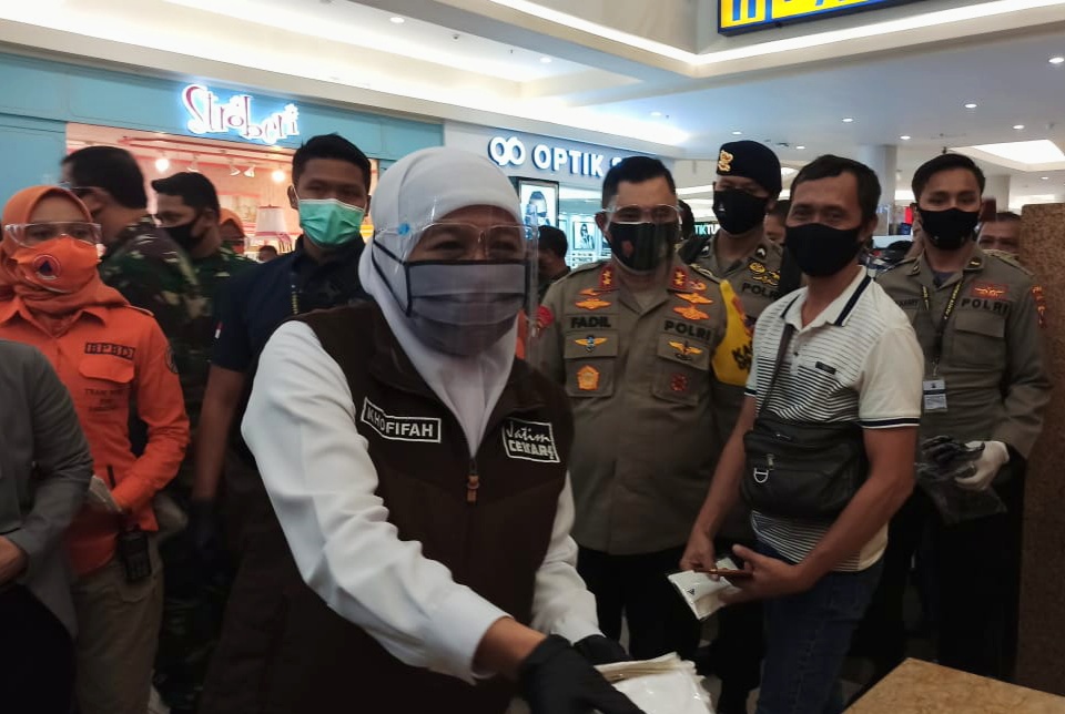 Gubernur Jatim Khofifah Indar Parawansa ketika membagikan masker bersama Kapolda Jatim di Surabaya beberapa waktu lalu.