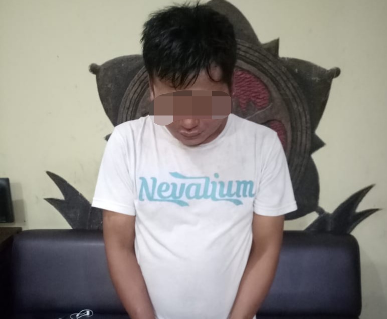 Pelaku pencurian motor di area parkiran kantor PT Kertasari Karya Graha Abadi ketika berada di Mapolsek Lakarsantri.