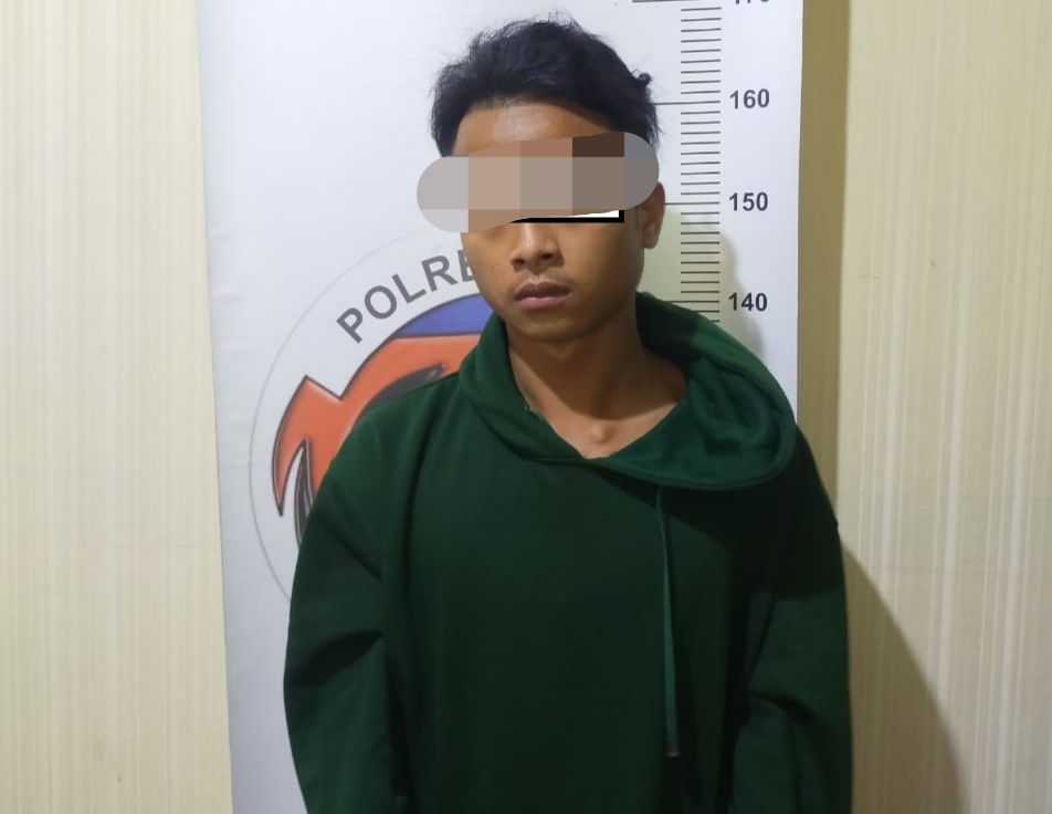 Warga Desa Kesamben Kulon, Kecamatan Wringinanom, Gresik ketika diamankan di Mapolres Gresik.