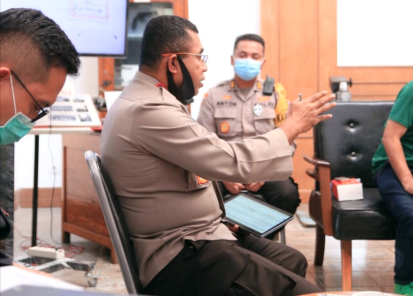 Kapolrestabes Surabaya ketika mengajak Bonek dan Bonita menekan penyebaran Covid-19 di Kota Surabaya.