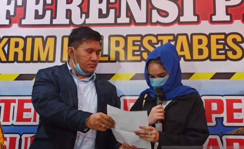 Hana Hanifa (kanan) didampingi kuasa hukumnya, Machi Ahmad saat jumpa pers di Mako Polrestabes Medan pada Selasa malam. (ANTARA/Nur Aprilliana Br Sitorus)