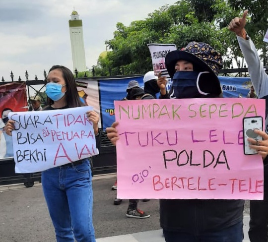 Massa dari Aliansi Kota Santri Lawan Kekerasan Seksual ketika melakukan aksi di Mapolda Jatim, Rabu (15/7/2020).