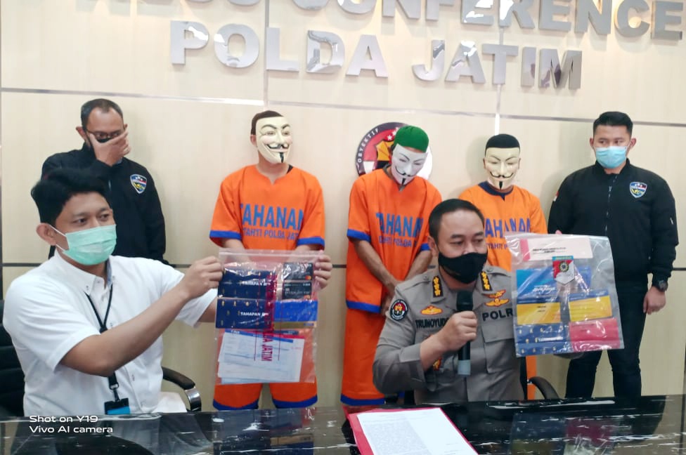 Kabid Humas Polda Jatim ketika memimpin konferensi pers ungkap kasus manipulasi data elektronik di Mapolda Jatim, Kamis (17/7/2020).