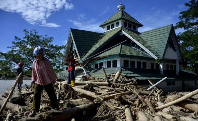 
Warga korban banjir bandang melintas di sekitar masjid yang dipenuhi material lumpur di Masamba, Kabupaten Luwu Utara, Sulawesi Selatan, Jumat (17/7/2020). Hingga hari ini, jumlah korban meninggal mencapai 32 orang sementara puluhan lainnya masih dalam 