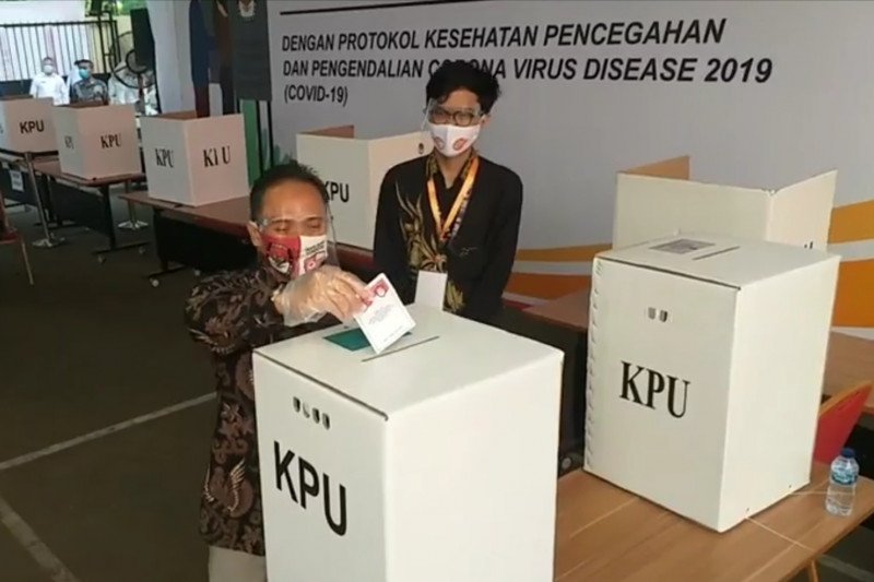 Simulasi pemungutan suara pemilihan serentak dengan protokol COVID-19 yang berlangsung di halaman Kantor KPU RI, Jakarta, beberapa waktu lalu. | FOTO: HMP/ANTARA