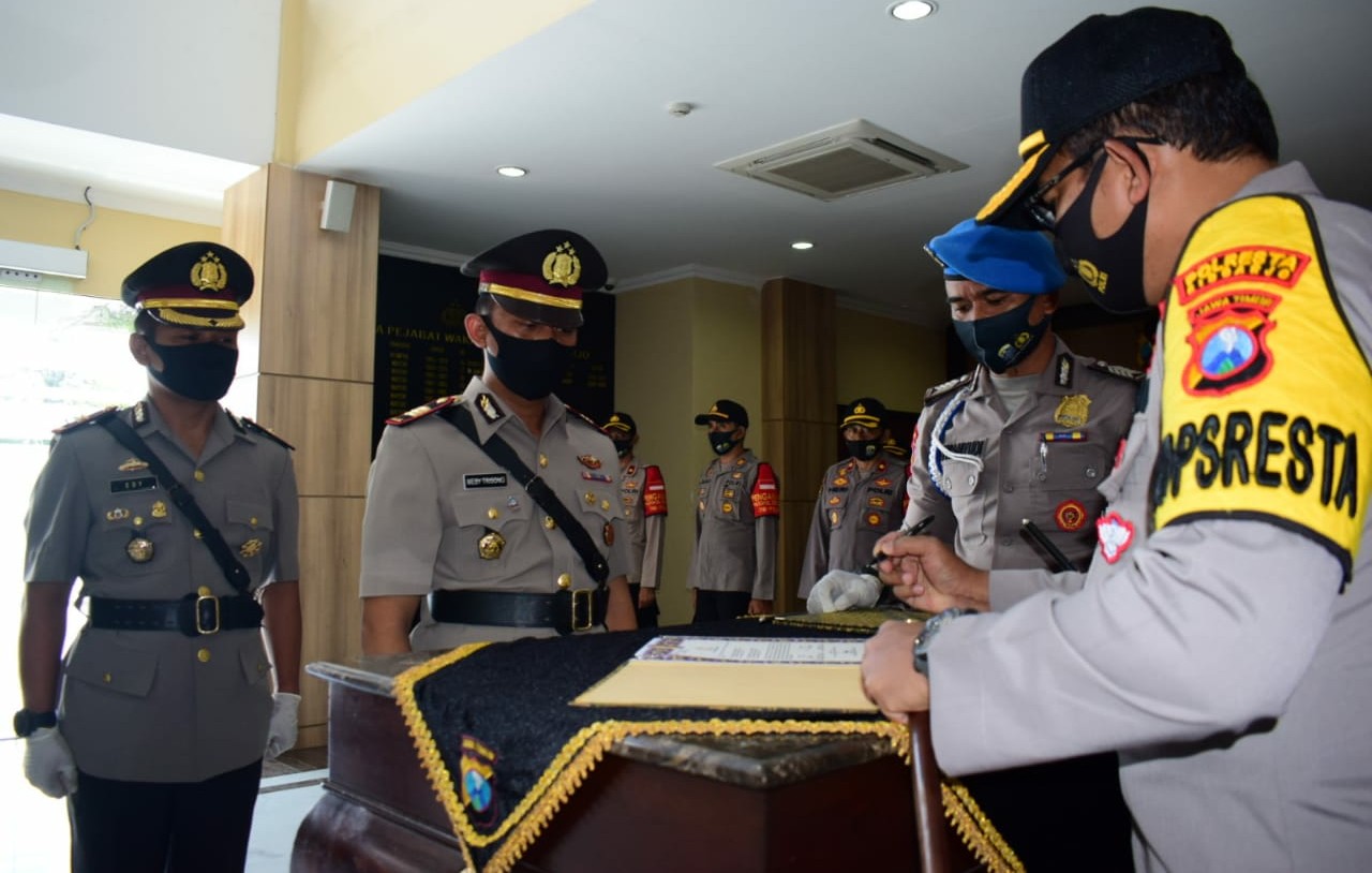 Kapolresta Sidoarjo Kombes Pol Sumardji saat memimpin Upacara Sertijab Kasat Intelkam Polresta Sidoarjo, Jumat (24/7) 
