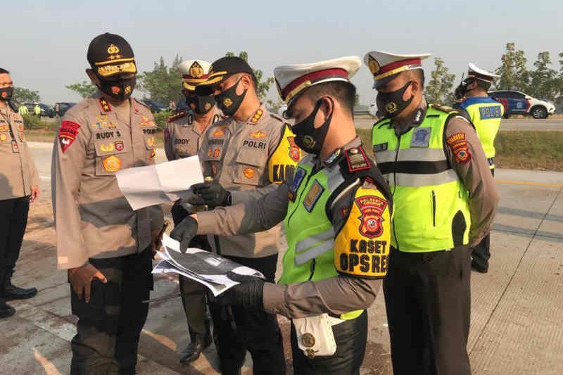Kapolda Jawa Barat Irjen Pol Rudy Sufahriadi (kiri) saat mengecek lokasi kecelakaan di Tol Cipali KM 184.300. (ANTARA/Khaerul Izan)
