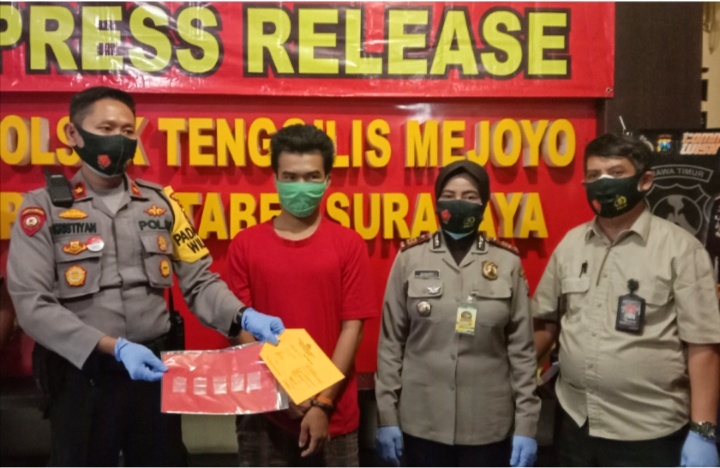 Kapolsek Tenggilis didampingi Wakapolsek dan Kanit Reskrim ketika menggelar konferensi pers hasil ungkap kasus narkoba, Rabu (12/8/2020). 