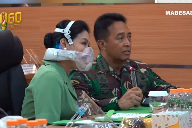 Kasad Jenderal TNI Andika Perkasa, didampingi Ketua Umum Pengurus Pusat Persit Kartika Chandra Kirana Hetty Andika Perkasa, saat menutup Rapat Virtual Koordinasi Pembinaan Korps Wanita Angkatan Darat (Kowad) Terpusat Tahun Anggaran (TA) 2020⁣. (HO-Tangkap