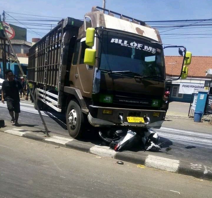 Laka Beruntun Libatkan Tiga Kendaraan di Jalan Porong