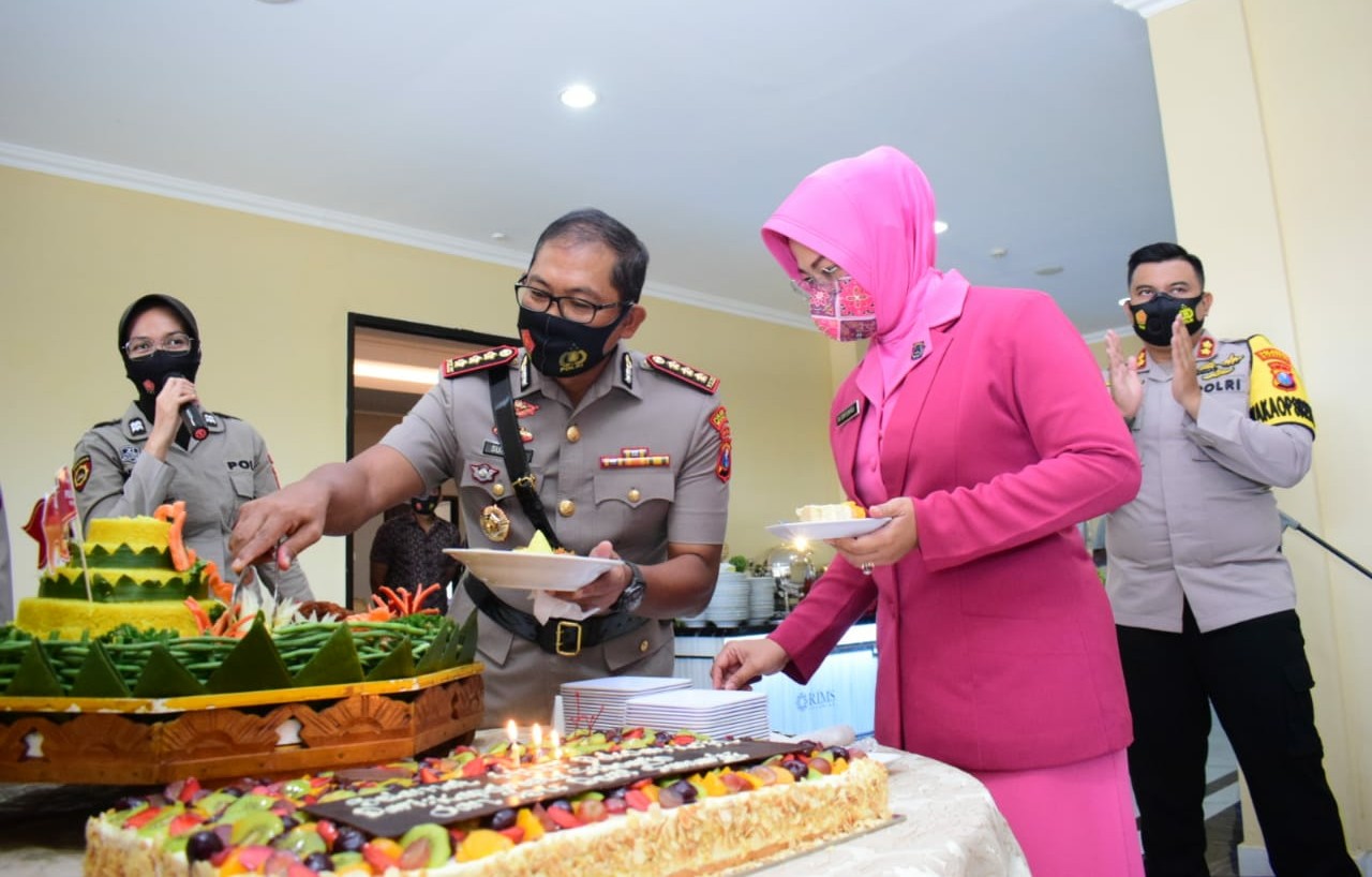 Kapolresta Sidoarjo Kombes Pol Sumardji saat potong tumpeng HUT Polwan ke-72 di Mapolresta Sidoarjo. (FOTO: HMP/lis)