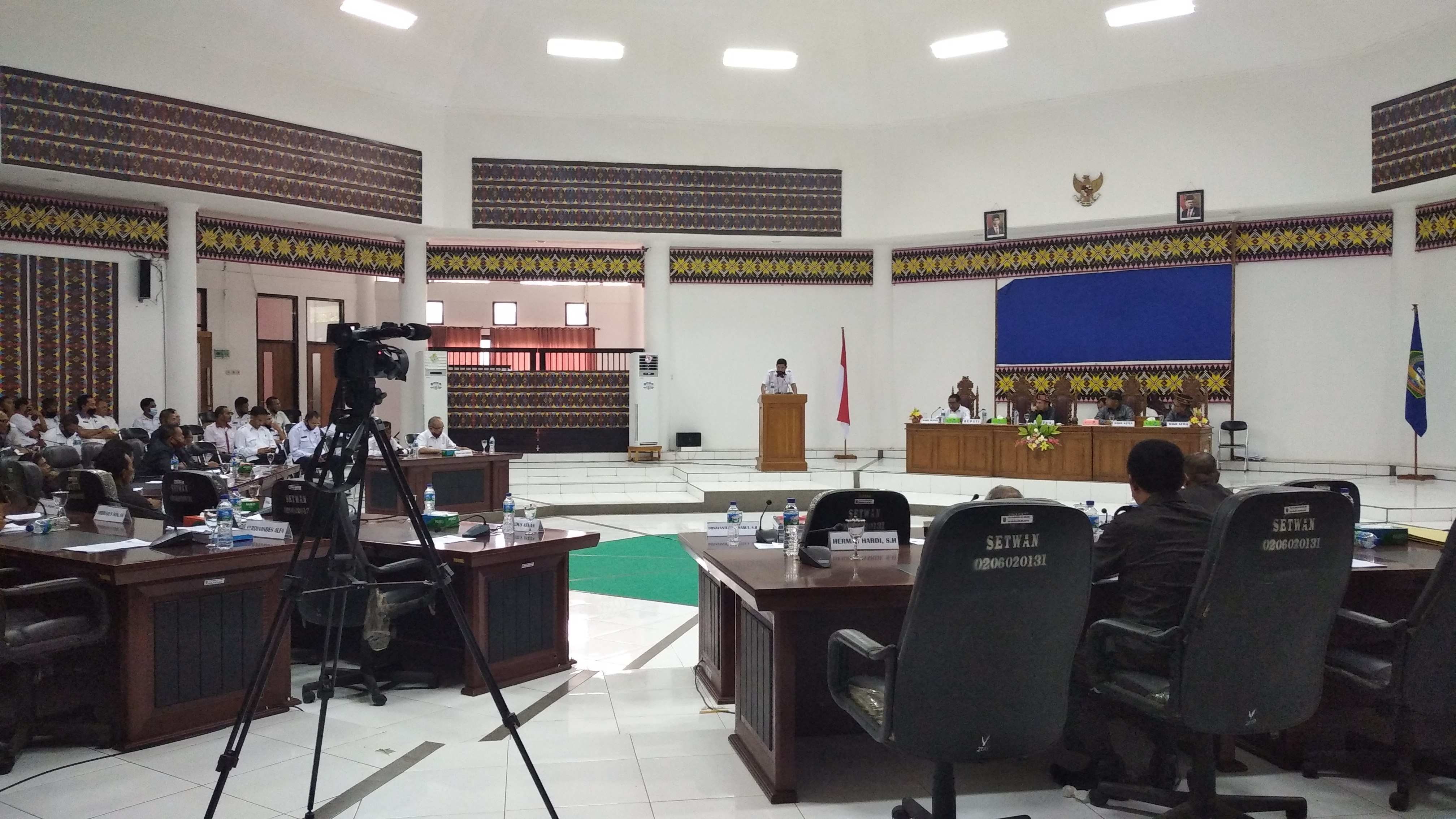 Suasana sidang paripurna DPRD yang beragendakan penyampaian pandangan umum fraksi-fraksi terhadap nota pengantar penyampaian rancangan KUA-PPAS perubahan APBD 2020. (FOTO: HMPefr)