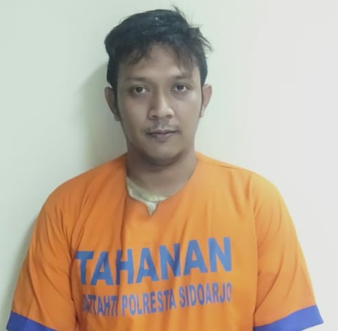 Tersangka Wilis Indra saat di Mapolresta Sidoarjo. (FOTO: HMP/lis)