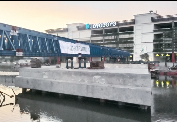 Proyek Jembatan Joyoboyo yang dikerjakan oleh PT Rudy Jaya.