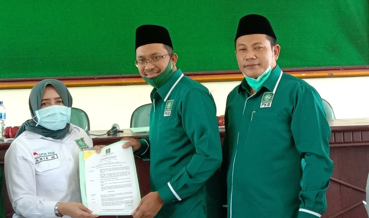 Pasangan Muhdlor Ali-Subandi saat menerima rekom di kantor DPC PKB Sidoarjo.