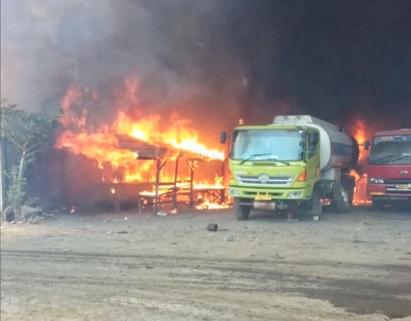 Tiga Truk Tangki Milik PT Laban Raya Samudra Hangus Terbakar