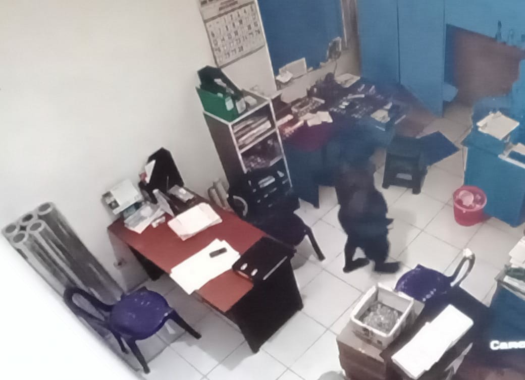 Aksi pelaku pencurian terekam CCTV saat mengacak acak toko galvalum di jalan Suko Sidoarjo. (FOTO HMP/LIS)