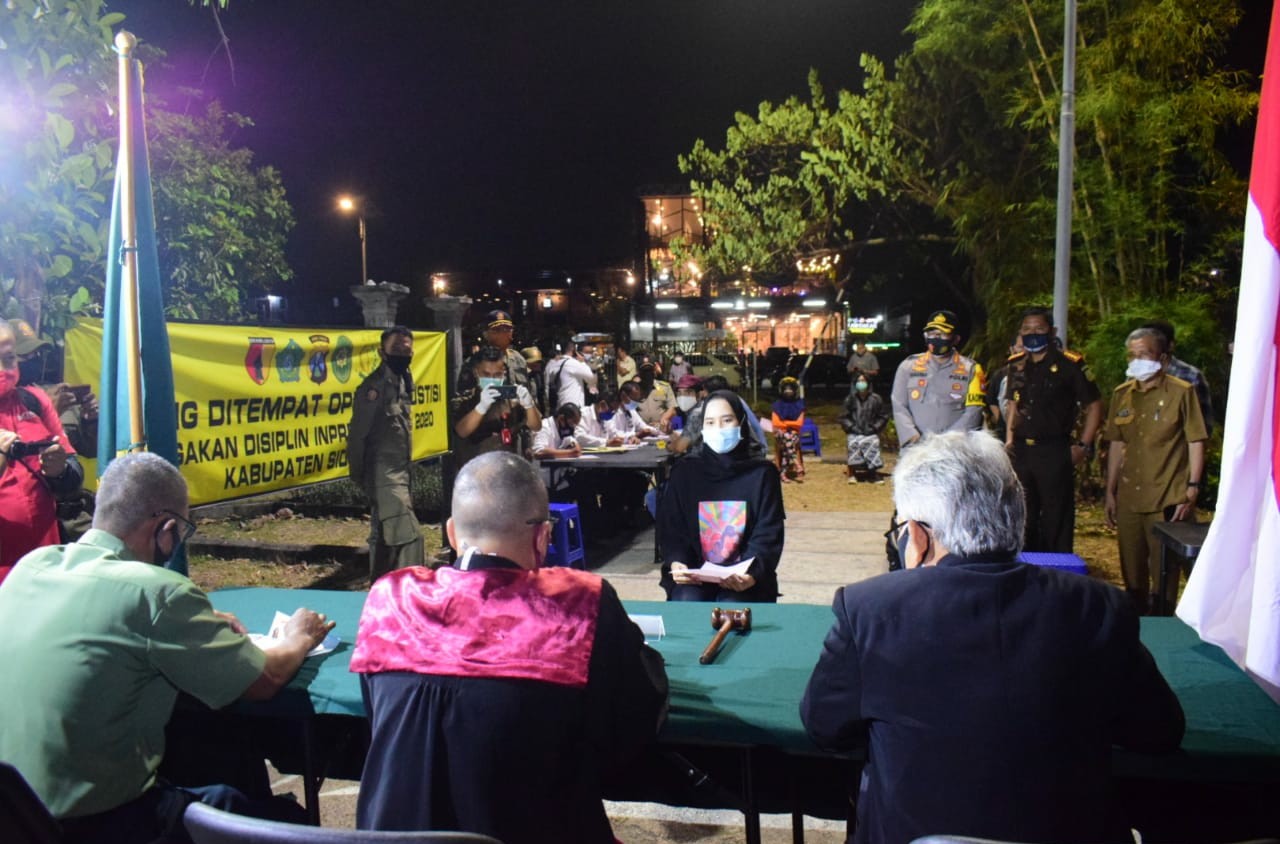 Para pengelola dan pengunjung Cafe yang melanggar protokol kesehatan menjalani sidang di tempat. (FOTO HMP/LIS)