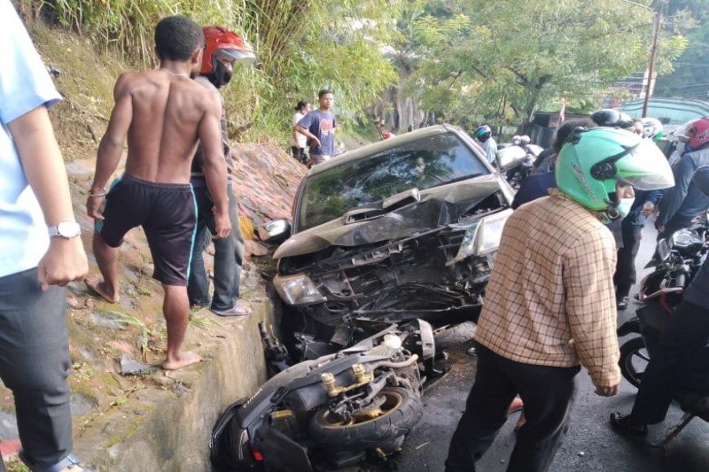 Korps Polri berduka. Seorang anggotanya tewas mengenaskan ditabrak minubus, Rabu, (16/9). Korban Bripka Polwan Christin Batfeny anggota Propam Polda Papua