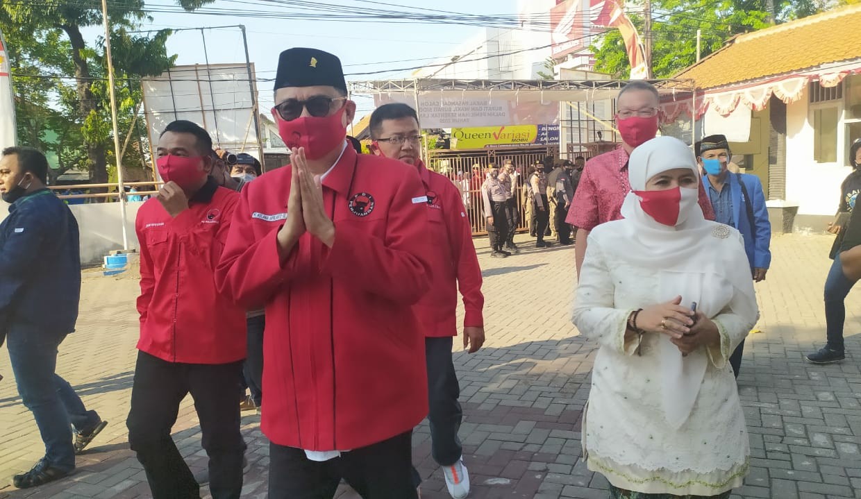 Bapaslon Bupati dan wakil Bupati Kelana Aprilianto-Dwi Astutik saat mendaftar ke KPU Sidoarjo. (FOTO: HMP/lis)