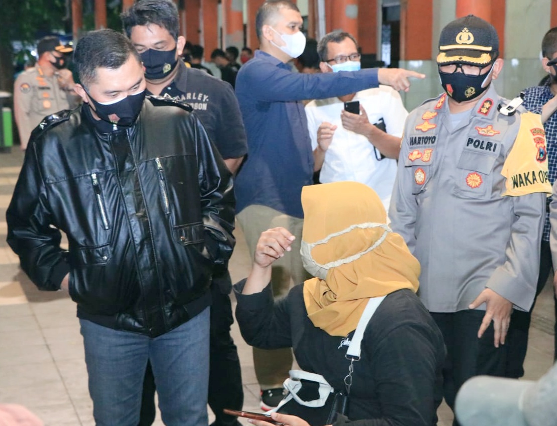 Kapolda Jatim Irjen Pol Fadil Imran ketika memantau Operasi Yustisi di daerah rawan penyebaran Covid-19