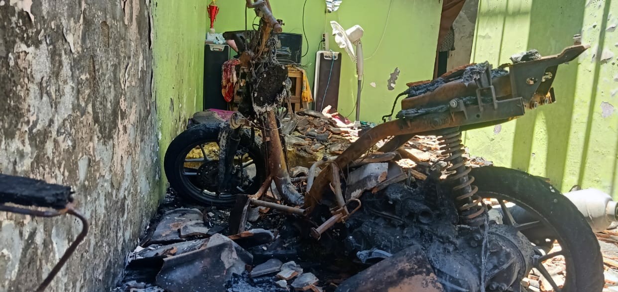Kondisi rumah Siti  dan harta bendanya yang terbakar (Foto HMP/Lis)