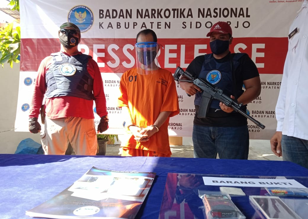 Tersangka saat di kantor BNNK Sidoarjo. (FOTO: HMP/lis)