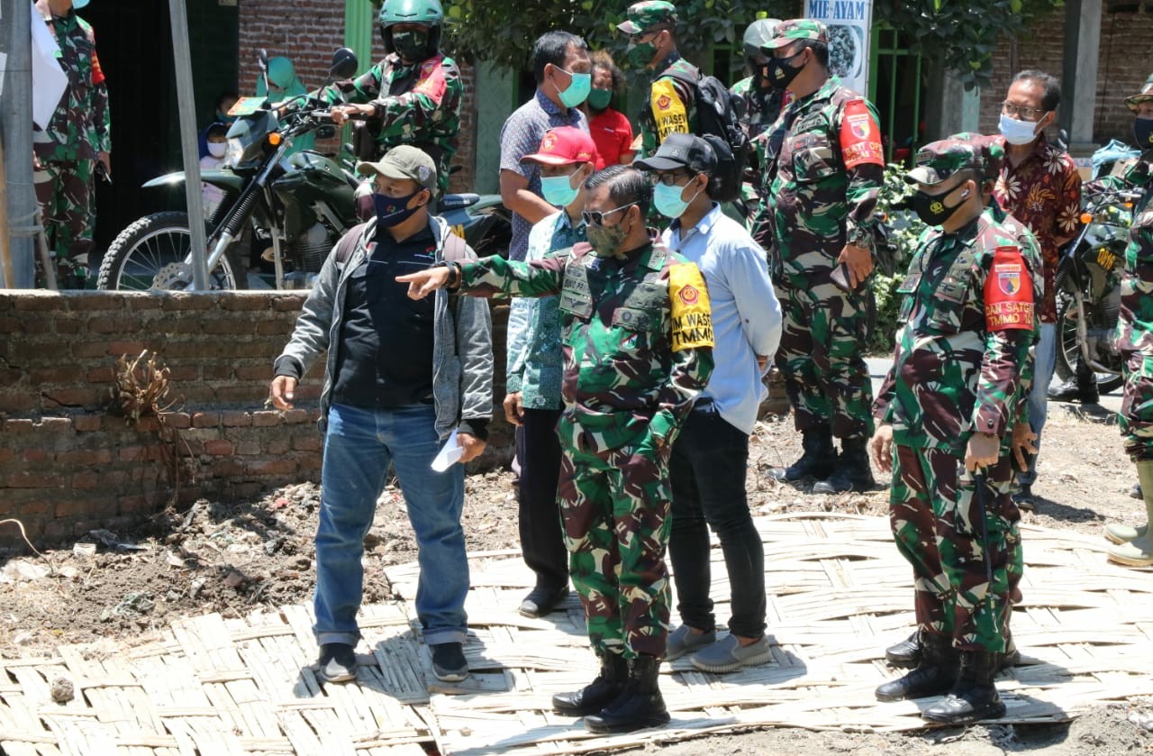 Wairjenad Mayjen Suko Pranoto dengan didampingi Dandim 0816 Sidoarjo Letkol Inf. M. Iswan Nusi saat meninjau lokasi TMMD Desa Kedung Kembar Kecamatan Prambon. (FOTO: HMP/lis)
