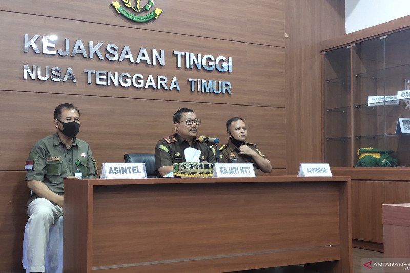 Kepala Kejaksaan Tinggi Provinsi Nusa Tenggara Timur, Yulianto (tengah) memberikan keterangan dalam jumpa pers terkait kasus pengalihan aset tanah di lingkungan Pemerintah Kota Kupang, di Kupang, Kamis (22/10/2020). (ANTARA/Aloysius Lewokeda)