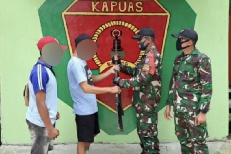 Satgas Pamtas Yonif 642/Kps, menerima penyerahan secara sukarela satu pucuk senjata api rakitan jenis bomen dari warga Dusun Pareh, Desa Semunying Jaya, Kecamayan Jagoi Babang, Kabupaten Bengkayang, Provinsi Kalbar. (Istimewa)