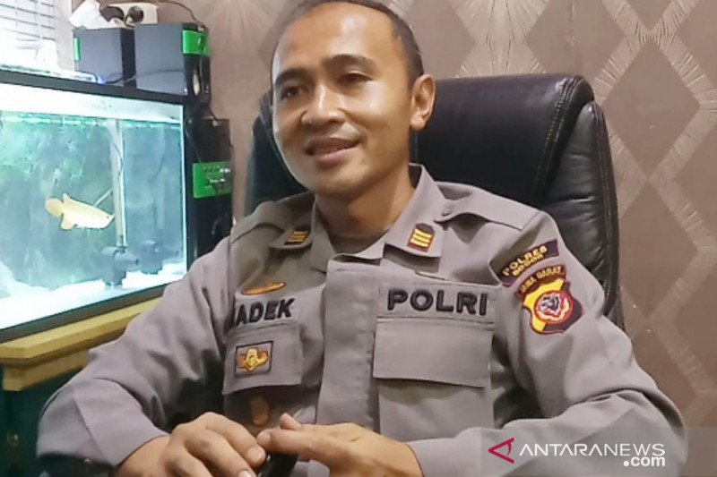 Kapolsek Cibinong, AKP I Kadek Vemil saat ditemui di kantornya, Polsek Cibinong, Kabupaten Bogor, Rabu (4/11/2020) malam. (ANTARA/M Fikri Setiawan)

