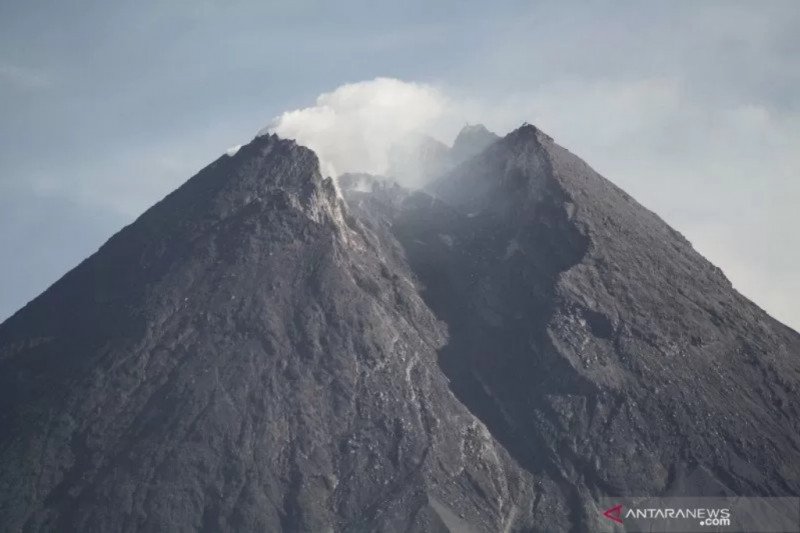 dok.Kubah lava Gunung Merapi terlihat dari Dam Sabo Kali Gendol, Bronggang, Cangkringan, Sleman, DI Yogyakarta, Minggu (12/4/2020). (ANTARA FOTO/Hendra Nurdiyansyah/foc)

