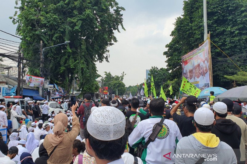 Massa menunggu kedatangan Rizieq Shihab di Jalan KS Tubun, Petamburan, Jakarta Pusat, Selasa (10/11/2020). (ANTARA/Livia Kristianti)