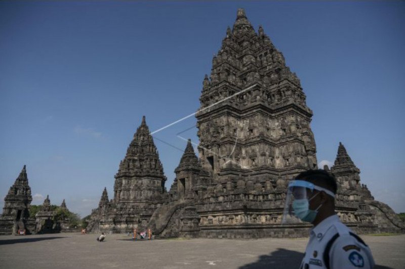 Wisatawan mengunjungi kompleks Taman Wisata Candi (TWC) Prambanan di Sleman, DI Yogyakarta, Rabu (1/7/2020). PT. Taman Wisata Candi Borobudur, Prambanan dan Ratu Boko membuka kembali kunjungan wisata Candi Prambanan pada Rabu (1/7/2020). ant