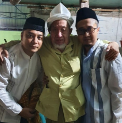 Eri Cahyadi bersama Pengasuh Pondok Pesantren Nurul Cholil Bangkalan, KH Zubair Muntashor