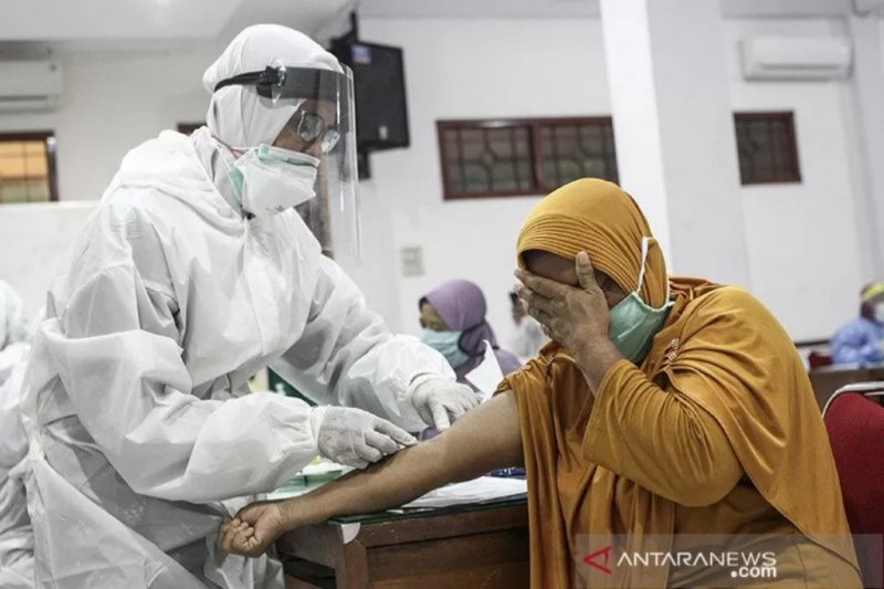Ilustrasi - Petugas medis melakukan rapid test COVID-19 bagi pedagang Pasar Beringharjo Yogyakarta. ANTARA/Hendra Nurdiyansyah


