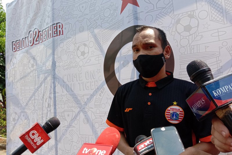 Riko Simanjuntak menjawab pertanyaan para pewarta setelah menghadiri acara perayaan ulang tahun ke-92 Persija Jakarta di kompleks National Youth Training Centre, Depok, Sabtu (28/11/2020). (ANTARA/A Rauf Andar Adipati)


