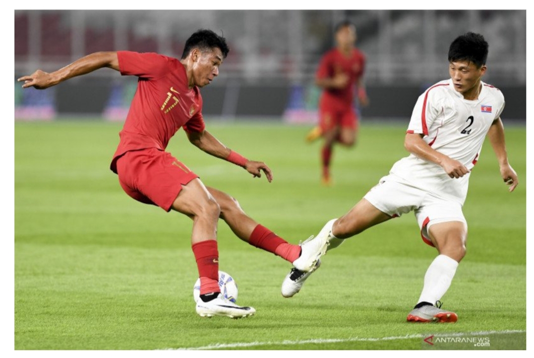 Serdy Fano (kiri) resmi dipecat dari Bhayangkara Solo FC